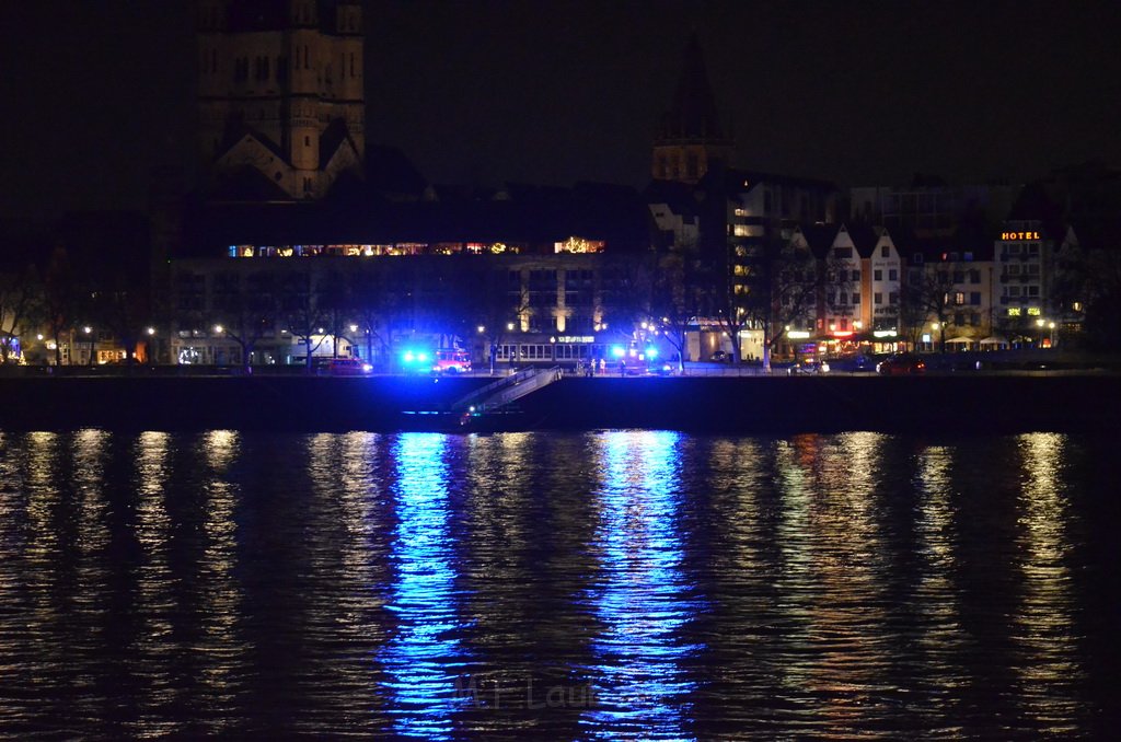 Person im Rhein Koeln Altstadt Hoehe Im Stapelhaus P09.JPG - Miklos Laubert